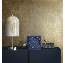Scène décorative avec lampe, horloge et boîte à bijoux sur une armoire
