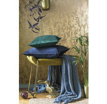 Scène décorative avec coussins sur tabouret, couverture et décoration