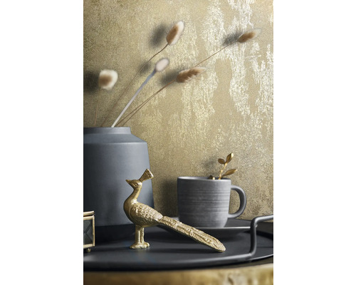 Scène décorative avec vase, tasse et figurine de paon sur un plateau devant un mur à motifs