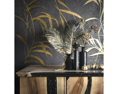 Dekorative Inneneinrichtung mit floraler Tapete, Kommode, Vasen und Dekorationen