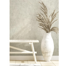 Pièce lumineuse avec papier peint à motifs, banc en bois et vase décorative