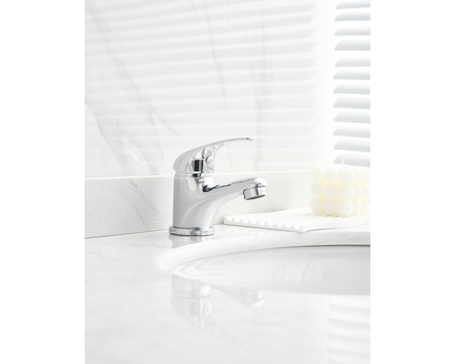 Robinet de lavabo dans la salle de bain