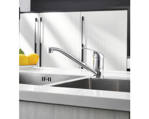 Küchenarmatur aus Metall am Spülbecken