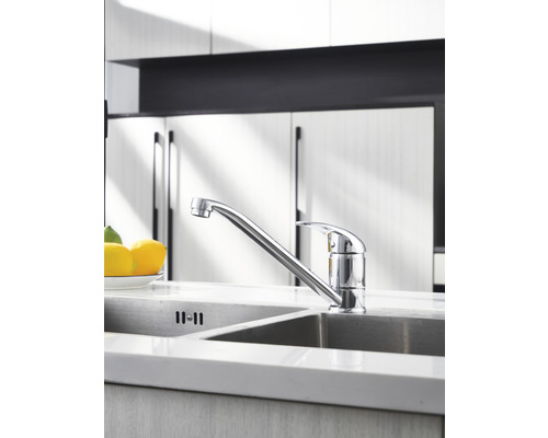 Küchenszene mit Spültischarmatur und Edelstahlspüle