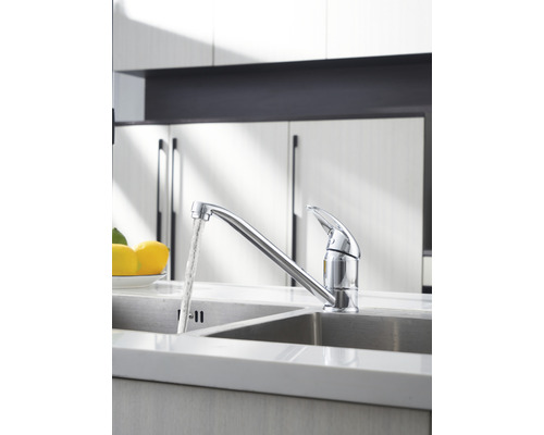 Küchenarmatur mit fließendem Wasser in einem modernen Küchenspülbecken