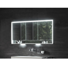 Armoire de toilette éclairée dans une salle de bain avec espace de rangement.