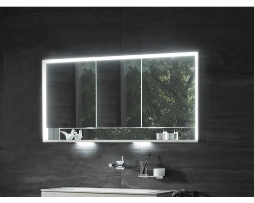 Armoire de toilette éclairée dans une salle de bain avec espace de rangement.