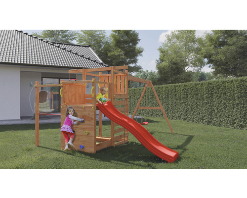 Spielplatz im Garten mit Kletterwand, Rutsche und Schaukel