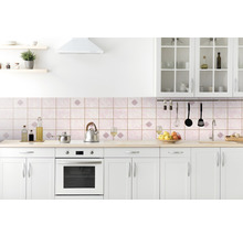Cuisine claire avec des armoires blanches et des carreaux muraux à motifs