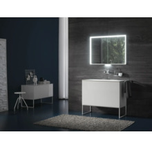 Salle de bains moderne avec meuble sous-lavabo, armoire de toilette éclairée et meubles de salle de bains assortis pour une ambiance claire et ordonnée