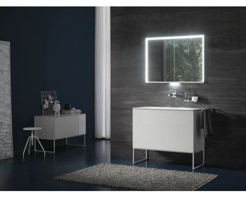 Salle de bains moderne avec meuble sous-lavabo, armoire de toilette éclairée et meubles de salle de bains assortis pour une ambiance claire et ordonnée