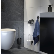 Salle de bains moderne avec toilettes, brosse de toilette, porte-papier toilette, crochet pour serviette et distributeur de savon