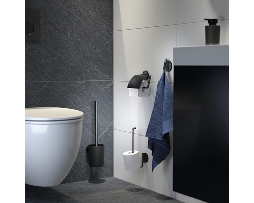 Salle de bain moderne avec toilettes, porte-papier toilette, brosse de toilette et porte-serviettes