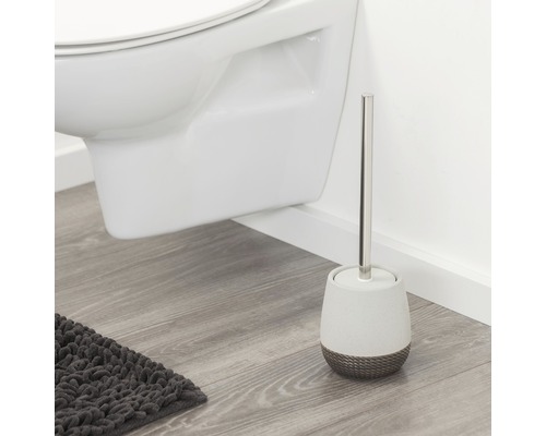 Toilettenbürstengarnitur neben einer Toilette