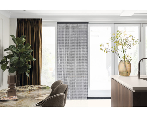 Appartement lumineux avec rideau coulissant, table à manger et plante d''intérieur