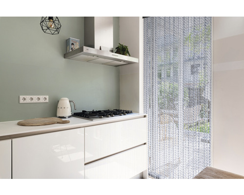 Cuisine claire avec plaque de cuisson, hotte aspirante, rideau à chaînes et ustensiles de cuisine