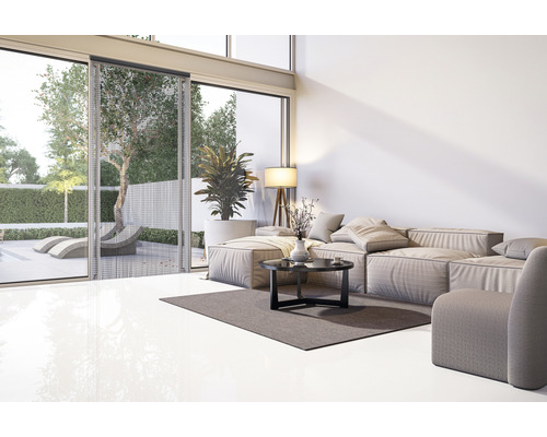 Espace de vie lumineux avec canapé, table, lampadaire et moustiquaire devant la porte-fenêtre