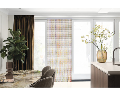 Pièce à vivre avec rideau coulissant, table à manger et plante d''intérieur