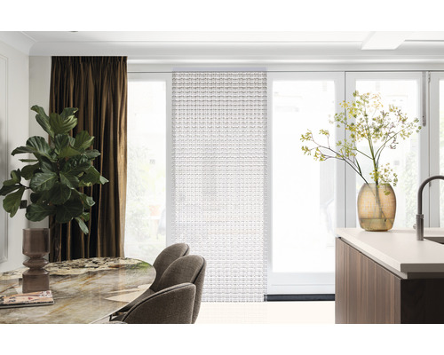 Pièce lumineuse avec rideau coulissant, table à manger, chaises et plantes d''intérieur