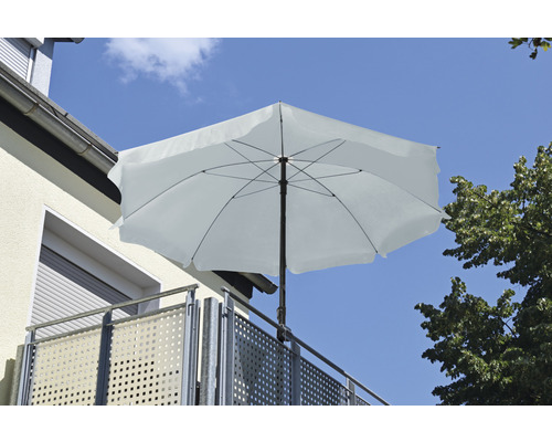 Parasol carré blanc sur un balcon