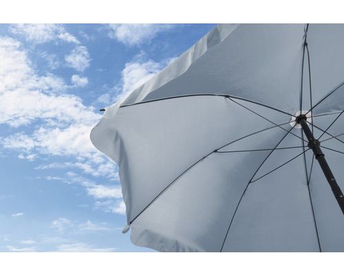 Parasol ouvert sur ciel bleu