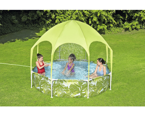 Gartenszene mit Pool mit Überdachung und spielenden Kindern