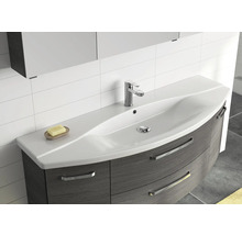 Waschtisch mit Unterschrank und Armatur im Badezimmer