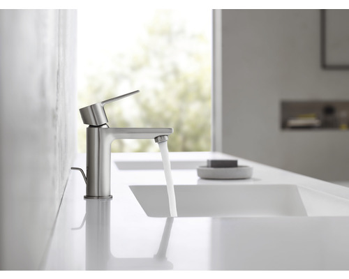 Robinet en métal avec eau courante dans une salle de bain lumineuse