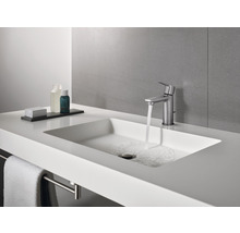 Modernes Badezimmerwaschbecken mit Armatur, Wasserhahn und Handtuchhalter.