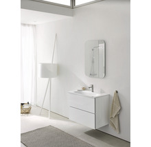 Modernes Badezimmer mit Waschtisch, Spiegel, Lampe und Teppich für eine helle und organisierte Atmosphäre.