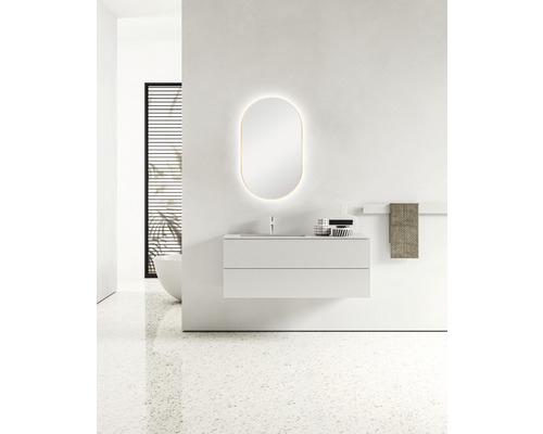 Salle de bains moderne avec meuble-lavabo, miroir lumineux et porte-serviettes.