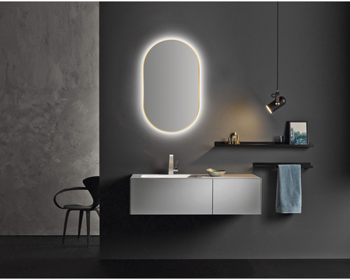 Salle de bains moderne avec meuble-lavabo, miroir avec éclairage et espace de rangement