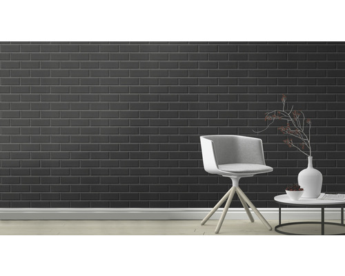 Vue d''une pièce avec des carreaux noirs au mur, une chaise et une table