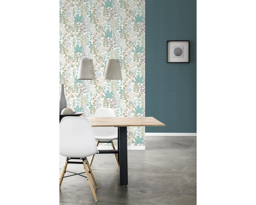 Salle à manger avec papier peint à motifs floraux, table à manger et chaises.
