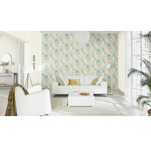 Heller Wohnraum mit floral gemusterter Tapete, Sofa und Sessel
