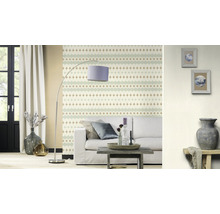 Salon avec papier peint à motifs, canapé, lampadaire et décoration