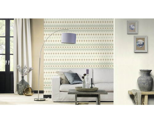 Salon avec papier peint à motifs, canapé, lampadaire et décoration