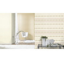 Séjour avec papier peint à motifs, fauteuil, tapis et décoration