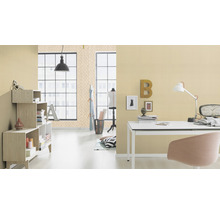 Bureau lumineux avec bureau, chaise, bibliothèque et papier peint à motifs