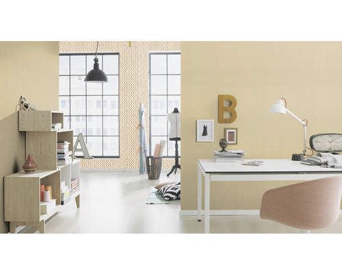 Bureau lumineux avec bureau, chaise, bibliothèque et papier peint à motifs