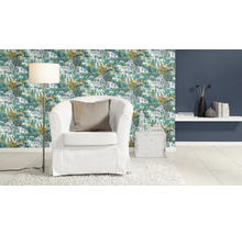 Wohnzimmer mit gemusterter Tapete, Sessel und Stehlampe