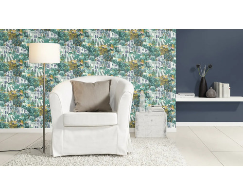 Wohnzimmer mit gemusterter Tapete, Sessel und Stehlampe