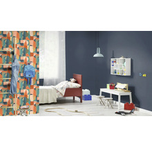 Kindgerechtes Zimmer mit Bett, Spielzeug und geometrischer Tapete
