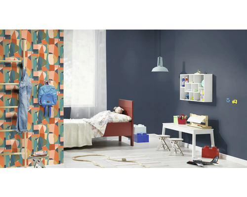 Kindgerechtes Zimmer mit Bett, Spielzeug und geometrischer Tapete