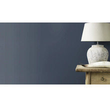 Dekorative Tischlampe auf einem Nachttisch im Schlafzimmer