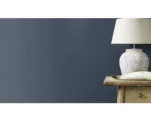 Dekorative Tischlampe auf einem Nachttisch im Schlafzimmer