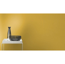 Dekorative Szene mit Tisch, Vase und Schale