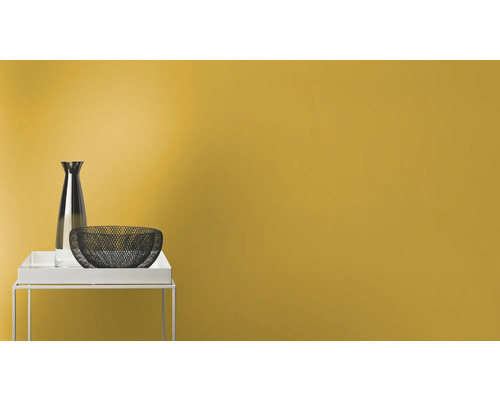 Dekorative Szene mit Tisch, Vase und Schale