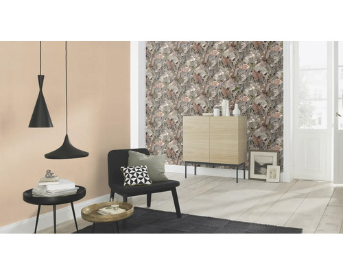 Wohnzimmer mit floraler Tapete, Sideboard, Stuhl, Teppich und Hängelampen