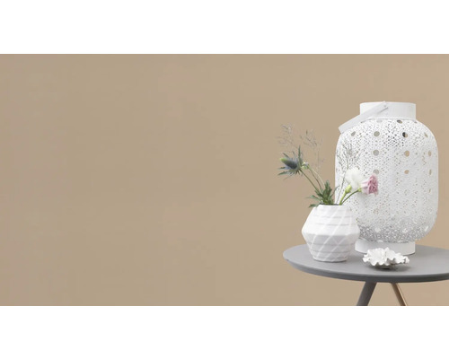 Dekorative Szene mit weißer Laterne, Vase und Blumen auf einem Tisch